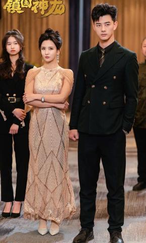 短剧《镇国神龙》海报