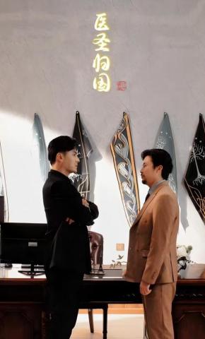 短剧《医圣归国》海报