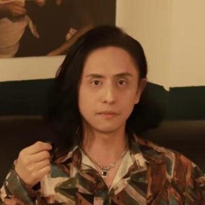 短剧演员朱虹钢