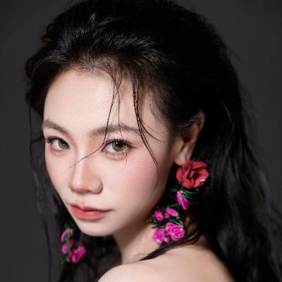短剧演员梁斯斯