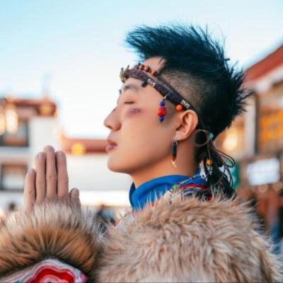 短剧演员李景越