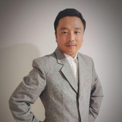 短剧演员卢兴华