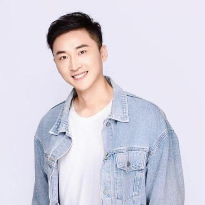 短剧演员何若鹤